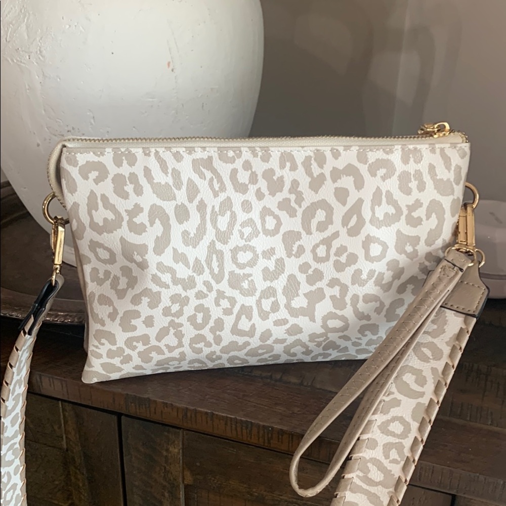 Jen & Co. Cream and White Crossbody/wristlet Bag with Animal Print